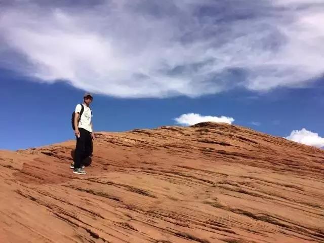 2015年,第三屆華宇青年獎(jiǎng)獲獎(jiǎng)藝術(shù)家楊健,由華宇集團(tuán)資助的項(xiàng)目“大盆地聲音”(暫定名)實(shí)施中 2015年,第三屆華宇青年獎(jiǎng)獲獎(jiǎng)藝術(shù)家楊健,由華宇集團(tuán)資助的項(xiàng)目“大盆地聲音”(暫定名)實(shí)施中